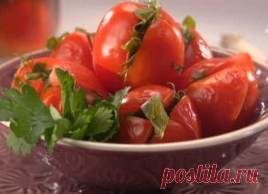 Помидоры по-армянски на зиму - просто и очень вкусно!
Ингредиенты на 8 порций:
острые красные перчики – 2 шт.
по 1 пучку петрушки и кинзы
бурые помидоры – 1,5 кг
лист лавровый – 1 шт.
веточка базилика
головка чеснока
соль – по вкусу
Приготовление (время готовки - 2 ч 30 мин):
1. Приготовить начинку. Чеснок очистить, из острых перчиков удалить семена. Зелень промыть. Зубки чеснока, перчики и зелень мелко нарезать.
2. Помидоры вымыть. Сделать на каждом глубокий разрез, не доходя до конца 1 с