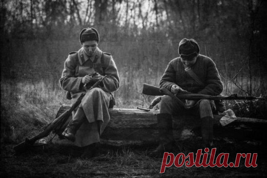 Девять писем с войны
Лучше любого учебника и, пожалуй, даже получше военных мемуаров о той войне рассказывают нам простые письма с фронта
Это тот самый случай, когда читать чужие письма можно.
Да, с оговрками, не залезая в личное, не вникая в частное, семейное. Но что нам может рассказать о фронтовых буднях лучше, чем исписанные неровным почерком и посланные в мир весточки из окопов и землянок. Их география - география Великой Отечественной: Брест, Смоленск, Минск, Киев, Харьков, Москва, Л