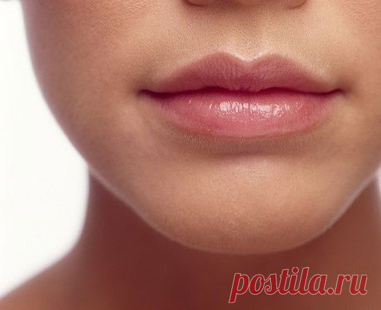 Для того, чтобы губы стали сочными, здоровыми и красивыми, нужно купить в аптеке крем Радевит / X-Style