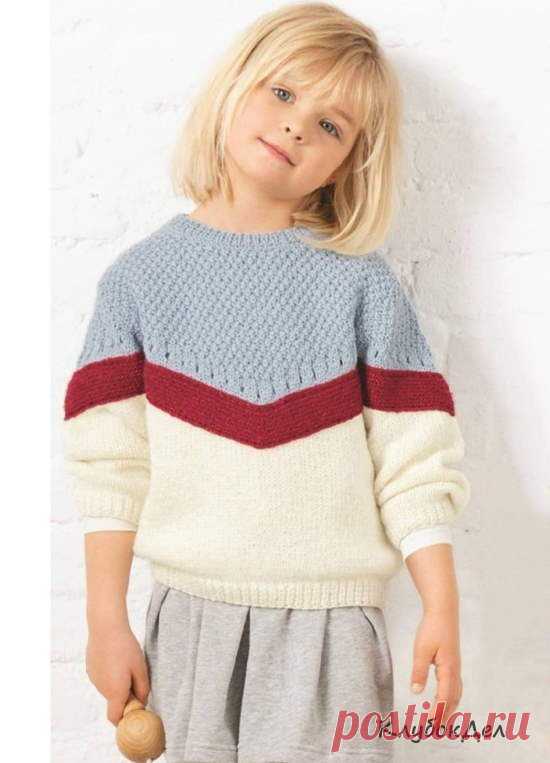 Трехцветный пуловер для девочки 4-12 лет В таком объемном трехцветном пуловере можно пойти даже в гости: его необычный дизайн выглядит безукоризненно. Пуловер для девочки 4-12 лет: схема с описанием вязания.Размеры: 4 года (6) 8 (10) 12 летОтличающиеся данные для больших размеров приведены в скобках и, соответственно, за скобками.Вам