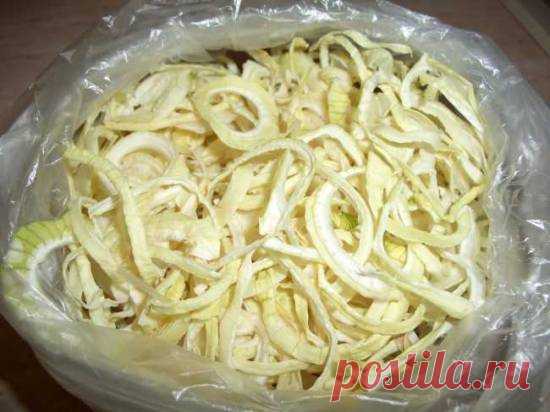 Лук репчатый сушеный Репчатый лук свежий – 1, 3 кг. Выход готового продукта – 200 граммЭлектросушилка Изидри, три режима температурыПриготовлениеЛук репчатый очищаем, моем, обсушиваем полотенцем. Лук нарезаем крупными ровными кольцами, полукольцами, это как нравится. для нарезки использую терку Бёрнер, режет быстро, акк