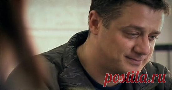 Простая записка на несколько строк:
«Обед на столе, ешь получше, сынок.
Посуду оставь, всё помою сама»
И подпись: «Твоя ненаглядная Ма!»
Записка упала из стареньких книг,
И вспомнился сразу тот радостный миг,
Когда поздно ночью, взойдя на порог,
Ты мне улыбалась: «Ну, здравствуй, сынок!»
На кухне, обнявшись, чай пили вдвоём,
Смеялись и спорили мы обо всём...
Давно между нами колючая тьма,
Ушла молодой «ненаглядная Ма»…
Истаяла быстро церковной свечой,
Мне в бедах всегда подставля