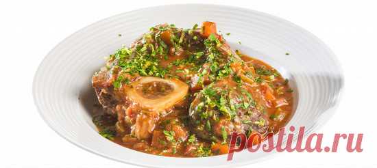 Оссобуко. Видеорецепт Куски мяса обвязать нитью по окружности, чтобы оно не спало с кости во время тушения. Натереть их солью и перцем, обвалять в муке.