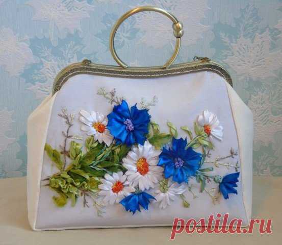 «Белая сумка украшена цветами из белых и синих лент » — карточка пользователя orel.maria2015 в Яндекс.Коллекциях