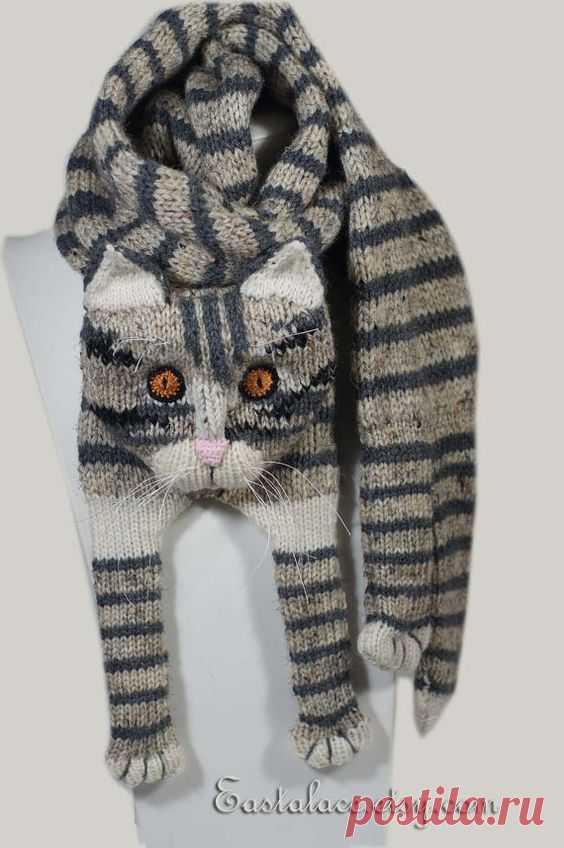 Шарф с котами. Кот в шарфе. Котик в шарфике. Вязаный шарф котик. Шарф для кота вязаный.