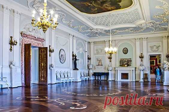 White Hall at the Grand Palace in Gatchina, royal estate south of St Petersburg, Russia  |  Pinterest • Всемирный каталог идей