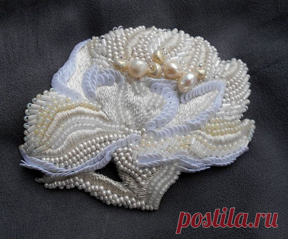 (1) Bianco fiore perline spilla, spilla fiore fatto a mano, spilla di perline, perle e spilla, spilla floreale, regalo