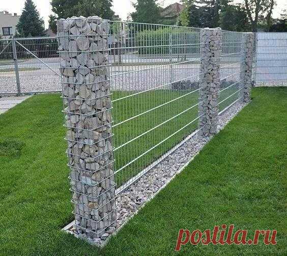 Забор из камней и сетки