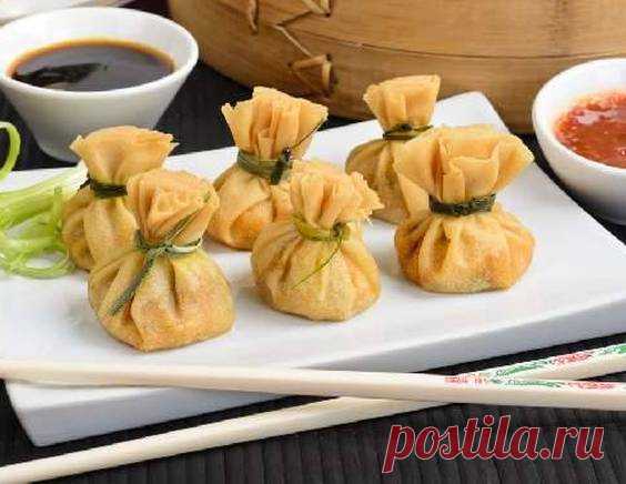 Вонтоны родом из Китая - это разновидность пельменей (мантов), которые готовят на пару, варят или жарят в растительном масле. Начинку для вонтонов делают из курятины, свинины, креветок, капусты (пекинской или китайской) или грибов (шиитаки, древесные грибы). Можно приготовить сладкие вонтоны, начинив их фруктами (например, бананами)