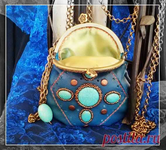 Такой вот получился кошелёчек) Материал - натуральная кожа турецкого производства. Подкладка (внутренняя часть кошелёчка) - креп-атлас цвета свежей травки. Камушки - бирюза, отстрочка - шелковая нить, рыжего цвета, двойной скрутки (прочно и надёжно!). Одевается на руку. Длина (высота) сумочки - 14 см., ширина (в самом широком месте, середина) - 14 см. 
Эксклюзивная работа ждёт свою хозяйку! Стоимость готовой работы (именно этого кошелька) - 3000 тг.