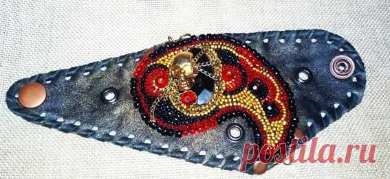 А вот это уже немного интереснее: Весёлый Роджер повис на пьедестале из чёрного агата, на фоне мягкой натуральной кожи в окружении бисера и хрусталя!