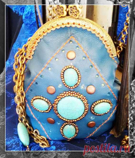 Такой вот получился кошелёчек) Материал - натуральная кожа турецкого производства. Подкладка (внутренняя часть кошелёчка) - креп-атлас цвета свежей травки. Камушки - бирюза, отстрочка - шелковая нить, рыжего цвета, двойной скрутки (прочно и надёжно!). Одевается на руку. Длина (высота) сумочки - 14 см., ширина (в самом широком месте, середина) - 14 см. 
Эксклюзивная работа ждёт свою хозяйку! Стоимость готовой работы (именно этого кошелька) - 3000 тг.