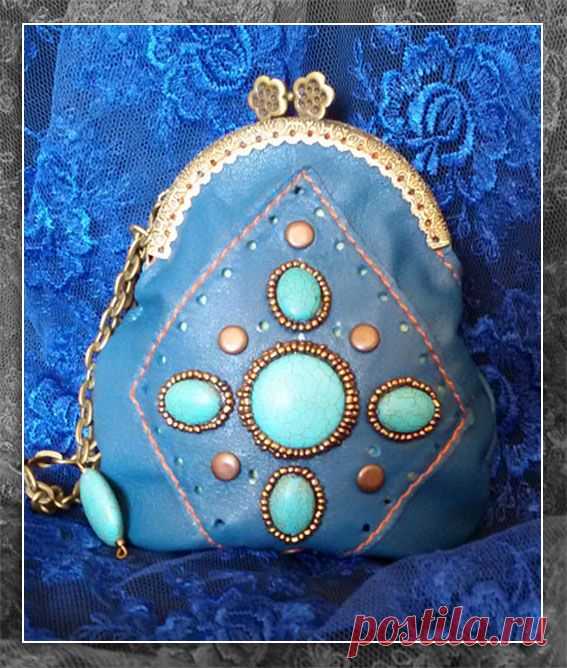 Такой вот получился кошелёчек) Материал - натуральная кожа турецкого производства. Подкладка (внутренняя часть кошелёчка) - креп-атлас цвета свежей травки. Камушки - бирюза, отстрочка - шелковая нить, рыжего цвета, двойной скрутки (прочно и надёжно!). Одевается на руку. Длина (высота) сумочки - 14 см., ширина (в самом широком месте, середина) - 14 см. 
Эксклюзивная работа ждёт свою хозяйку! Стоимость готовой работы (именно этого кошелька) - 3000 тг.