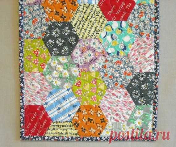 Quilted Table Runner Hexagon Quilt Table Topper от IVANandLUCY