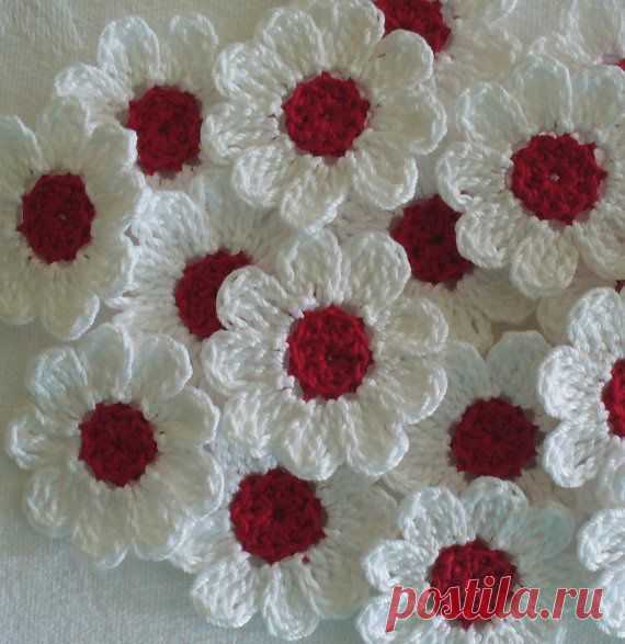 Red and White Crochet Daisies, 16 Small Handmade Appliques, Craft Sup…