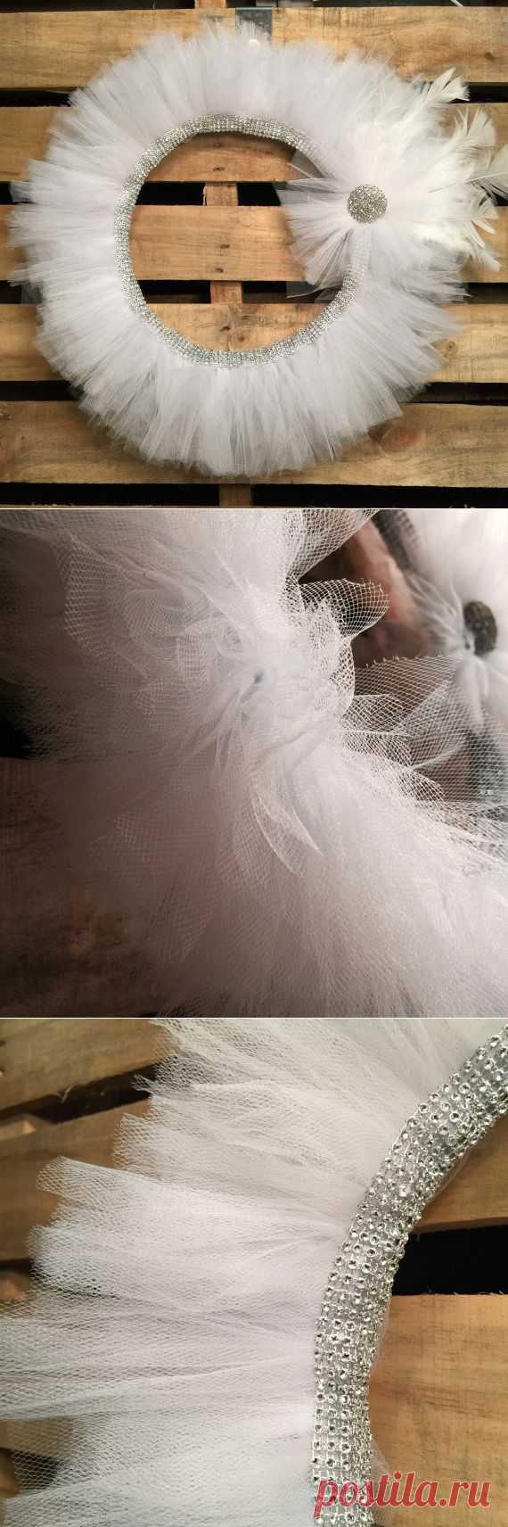 White tulle and feather wreath silvertone and от c3homecreations