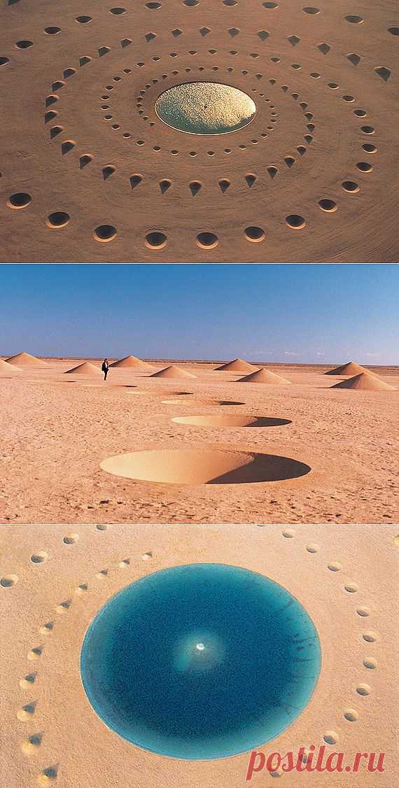 Дыхание пустыни
17 лет назад в восточной части пустыни Сахара коллектив D.A.ST. Arteam построил природную инсталляцию площадью 100 000 квадратных метров. В центре арт-объекта разместили водоем, от которого спиралью расходятся углубления и конусы. Форма образований похожа на ту, что формируется в песочных часах, и так же как и прибор для отсчета временных промежутков, конструкция иллюстрирует ход времени, пишет "Крутая тема".