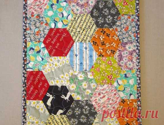 Quilted Table Runner Hexagon Quilt Table Topper от IVANandLUCY