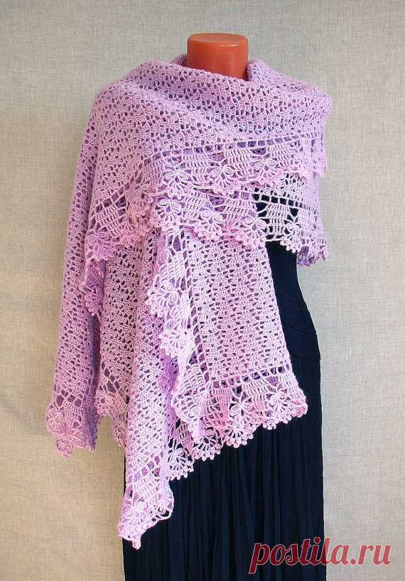 Палантин Лилиан вязаный крючком Пушистый палантин с красивой ажурной каймой - классическое изделие на все времена. Нежно лилового цвета. Связан крючком из тонкой турецкой пряжи. Состав: 10% шерсть, 10% мохер, 80% акрил. Длина 220см. Ширина 75 см.  Pushisty stole with beautiful lace trim is a classic product for all seasons. Gently purple. Crocheted from fine Turkish yarn. Composition: 10% wool, 10% mohair, 80% acrylic. Length 220cm. Width 75 cm