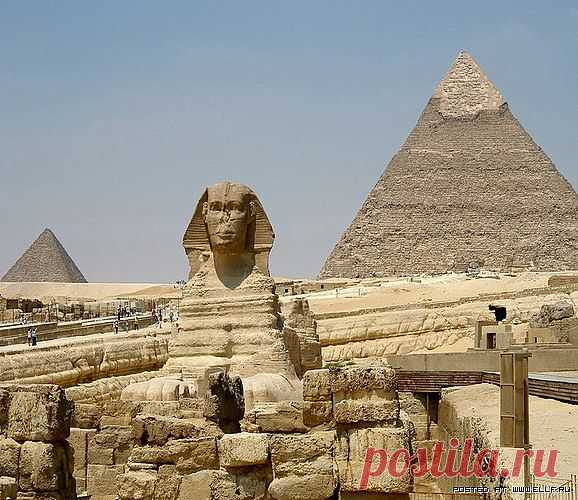 При упоминании египетских пирамид, как правило, имеют в виду Великие Пирамиды, расположенные в Гизе, неподалёку от Каира. Но они не являются единственными пирамидами в Египте. Многие другие пирамиды гораздо хуже сохранились и сейчас напоминают холмы или груды камней.
В период первых династий появляются специальные «дома после жизни» — мастабы — погребальные здания, состоявшие из подземной погребальной камеры и каменного сооружения над поверхностью земли.