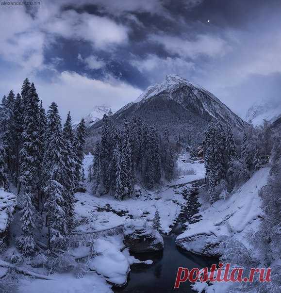 Домбай, Карачаево-Черкесская республика. Автор фото — Александр Трашин: nat-geo.ru/photo/user/45381/ Добрых снов!