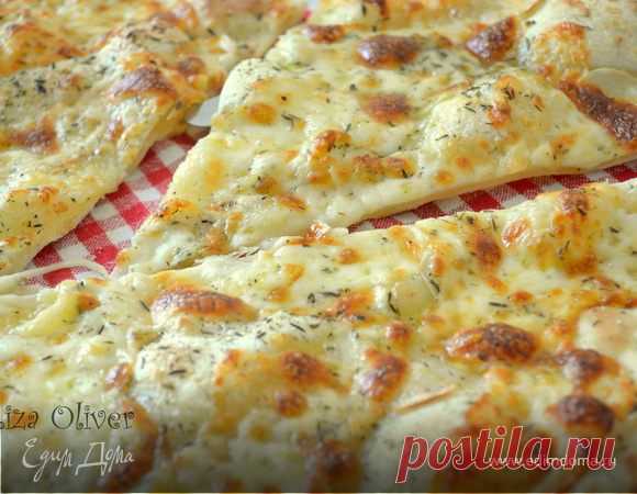 Чесночная пицца с моцареллой, рецепт с ингредиентами: оливковое масло, мука, яичные желтки