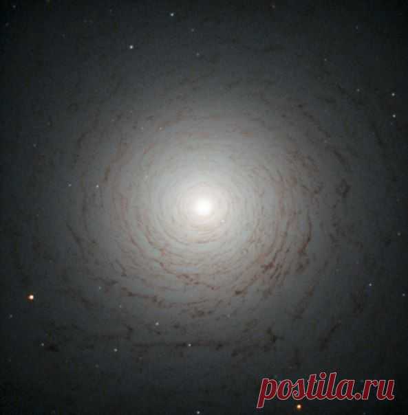 NGC 524 / Физика невозможного!
