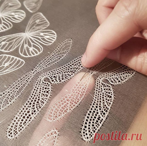 fashion embroidery в Instagram: «@mathiasbroderie - #libellule #dragonfly #soie #silk #organza #broderie #embroidery #broderiemain #handembroidery #workinprogress -…» • Instagram