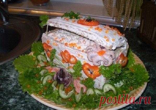Самый любимый салат с кальмарами ,креветками и красной икрой.
