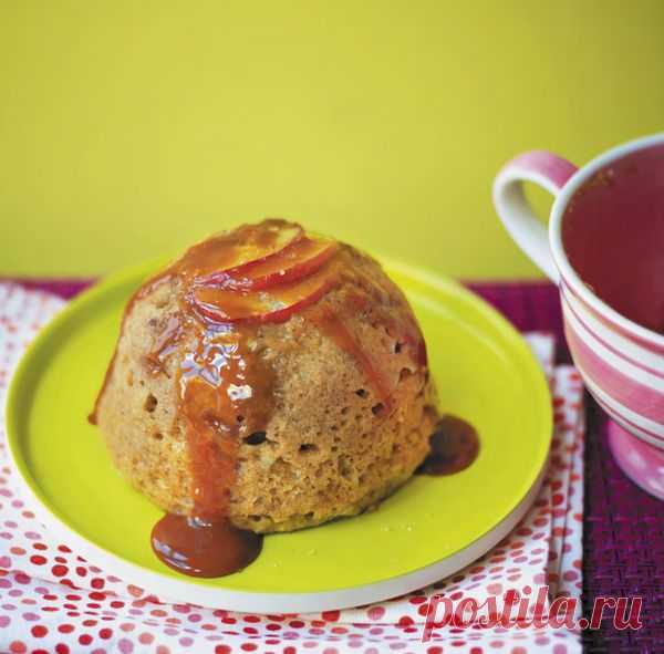 🍎Шарлотка с яблоком и корицей в кружке🍎 Для этого десерта можно использовать самые разные фрукты, но мы выбрали классическую пару: яблоки и корица. Карамельный соус тоже не повредит. Ингредиенты: ✔2 ст. л. мягкого сливочного масла и еще немного для смазывания ✔3 тонких ломтика красного яблока ✔1 среднее яйцо ✔1 ст. л. нежирного молока 1,5–2,5% ✔1 ч. л. экстракта ванили ✔3 ст. л. светло-коричневого сахара ✔4 ст. л. муки с разрыхлителем ✔1 ч. л. молотой корицы ✔3 ст. л. тертого яблока Для…