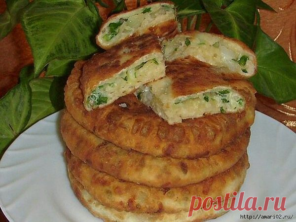 Сырные лепёшки с начинкой из лука с яйцом..