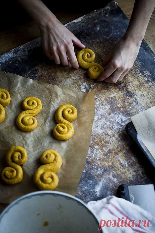 Печеньки и шафрановые булочки. Очень простое, самое вкусное песочное печенье. На вкус влияет все, начиная от качества сливочного масла.