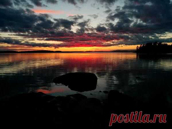 I took a picture of the  midsommar Solstice 2014 sunset in Sweden.
 В общем красивый закат середины лета в Швеции!