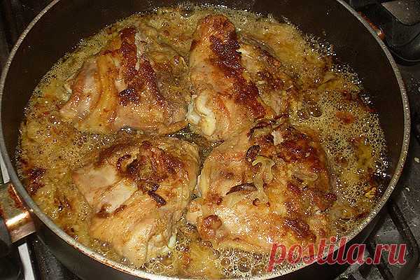 Курочка по-особому 

Такая вкуснятина, что оторваться невозможно. Готовится быстро. Съедается еще быстрее. 

Ингредиенты: 
Курица (или ее части) — 1 кг 
Лук репчатый — 3 шт 
Пиво светлое — 1 стакан 
Специи (соль, перец, приправы, по вкусу)Чеснок (по вкусу) 

Приготовление:Курицу разрезать на порции (в рецепте куриные бедрышки), посыпать приправами, посолить, поперчить и натереть толченым чесноком. Оставить на полчаса-час.Лук нарезать четверть-кольцами. Выложить в сковороду...