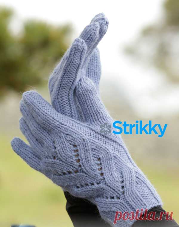 Перчатки от Drops Design с красивым узором вязаные спицами от Strikky.ru Вязание перчаток – работа кропотливая, требующая особого внимания. Там есть свои особенности, которые не сразу даются неопытным рукодельницам. Но, если Вам уже приходилось вязать перчатки,