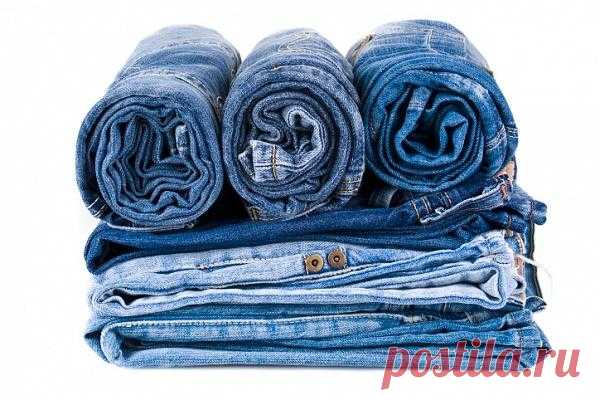 5 ошибок при стирке джинсов Большинство из нас закидывает джинсы в стиральную машину вместе с другими вещами. Мы дадим простые советы, как стирать вещи из денима так, чтобы они как можно дольше выглядели как новенькие. Выворачив...