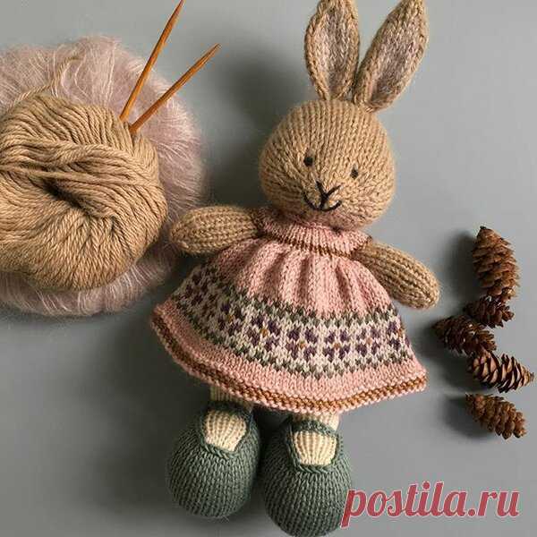 То, что вдохновляет: вязаные кролики в платьях от мастера @suzymarieknits. | Мир Вышивки | Яндекс Дзен