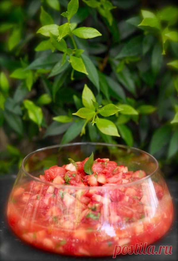 Оригинальный рецепт: Тартар из клубники и помидоров