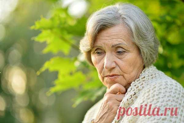 Почему у пожилых людей слезятся глаза: причины и действенное лечение