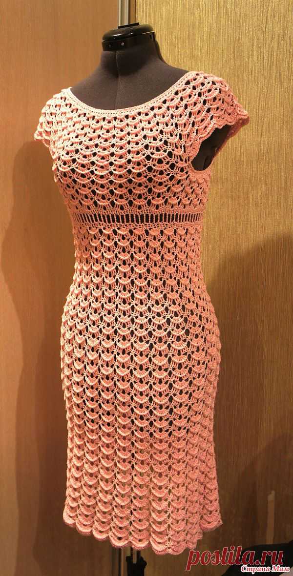 Платье с объемным веерным узором крючком.