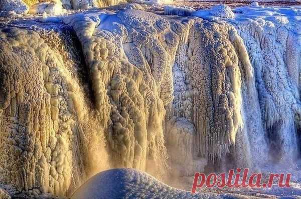 Замёрзший водопад Ридо, в канадской Оттаве.