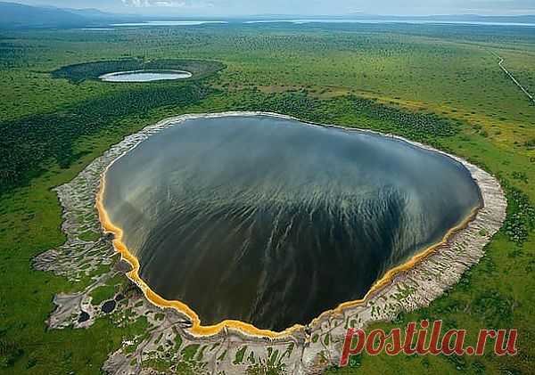 Озеро в кратере вулкана,  глубина 1500м.,  Уганда.