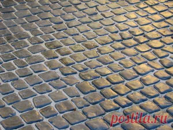 Имитация мощения уличным камнем с помощью тротуарной плитки.