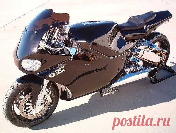 Y2K MTT Turbine Superbike - единственный в мире мотоцикл с газотурбинным мотором, разрешенный к использованию на обычных магистралях. Сердце супербайка – модифицированный для движения на дорогах авиационный газотурбинный двигатель Rolls Royce-Allison 250 с передачей мощности на вал. Мощность мотоцикла 320 л.с. при весе двигателя в 61 кг.