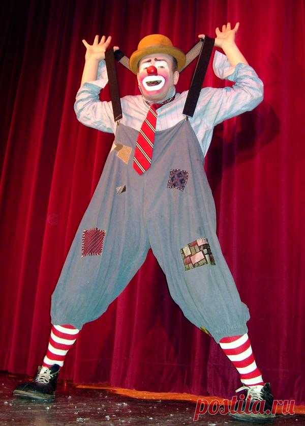 Арену выходит клоун. Цирк шапито клоуны. Клоун в цирке. Клоун из цирка.