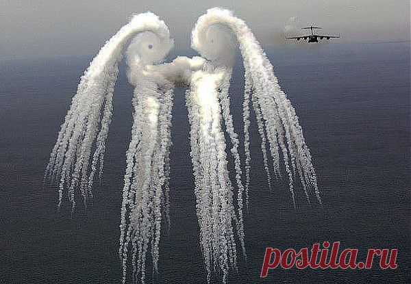единственное в мире облако имеющее имя.Облако-Ангел,образовавщееся в результате выпуска осветительных ракет из самолёта ВВС США