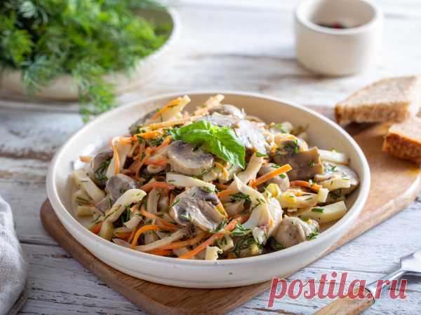 Салат с кальмарами, грибами и корейской морковью — рецепт с фото пошагово