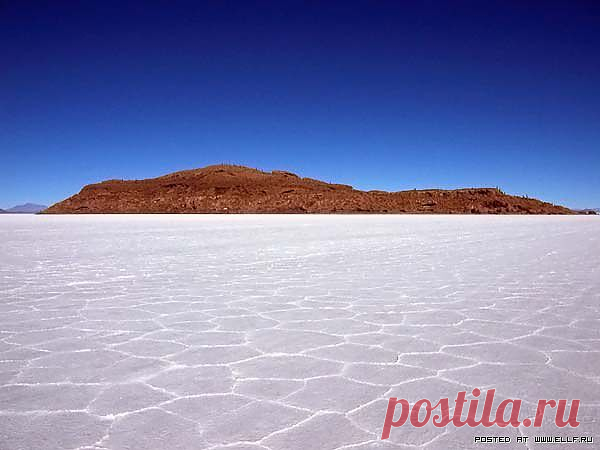 Удивительное соляное озеро Salar de Uyuni располагается в южной части пустынной равнины Альтиплано в Боливии. Когда–то, сорок тысяч лет назад, эта территория была частью доисторического озера Минчин. Со временем озеро пересохло, но после него остались два и ныне существующих озера Уру–Уру и Поопо, а так же два больших солончака, одним из которых и является Салар–де–Уюни.Площадь солончака Уюни составляет 10 582 км2, что делает его самым большим высохшим соленым озером в мире.