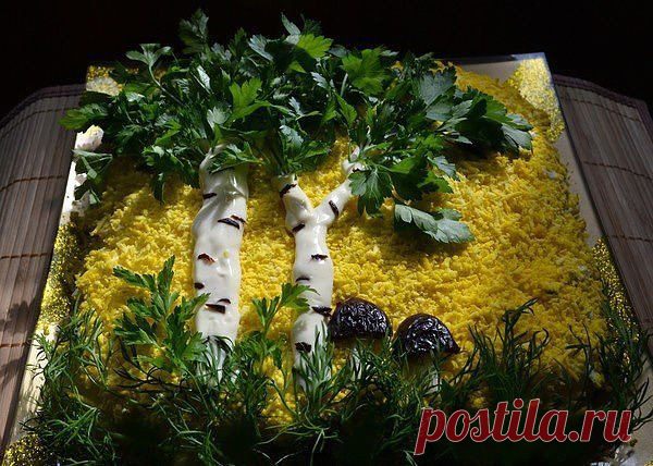 Оформление праздничного салата. Салат из курицы с чесноком. Сварите курицу и отделите от костей мясо, мелко порежьте его. Яйца отварите вкрутую. На не глубокое блюдо укладываем слои. Первый слой: натертый на крупной терке яичный белок. Второй слой нарезанное куриное мясо.Далее, полить обильно соусом приготовленным из чеснока, орехов и смешанным с майонезом. И последний слой — это тертый желток.