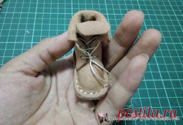 Как сшить кожаные ботинки и сумочку для куклы